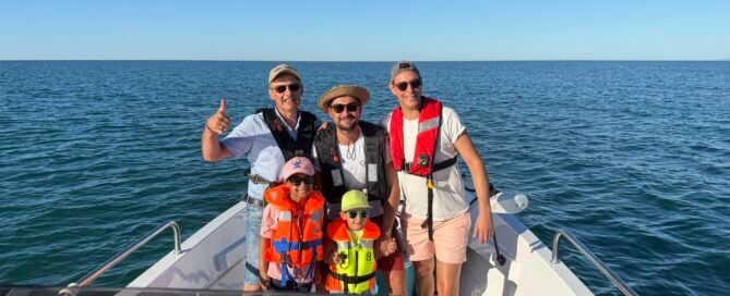 Sortie pêche en mer en famille au Grau-du-Roi, avec un guide de pêche professionnel à Port Camargue, activité pêche multi-espèces accessible aux enfants en Méditerranée.