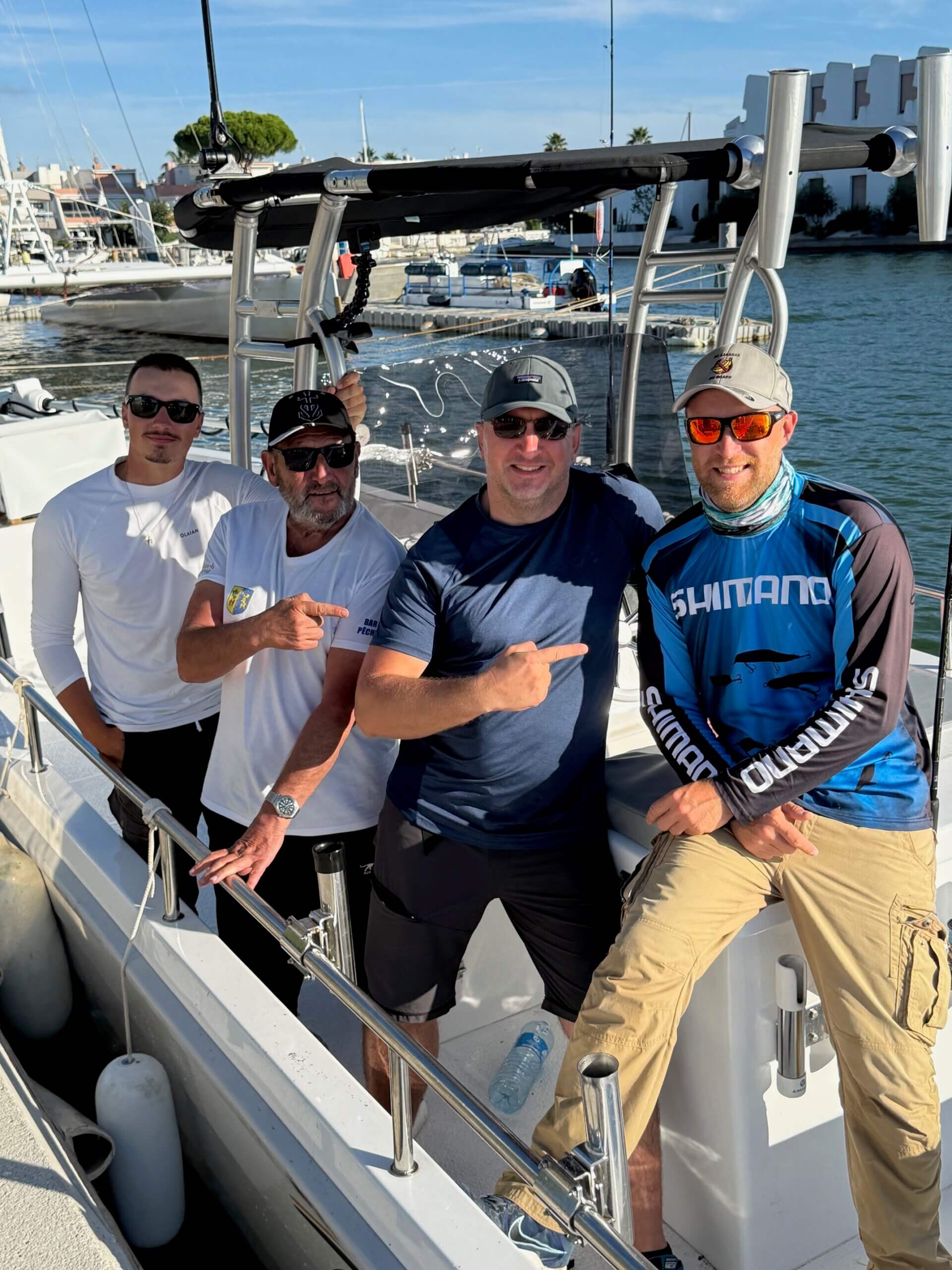 guide de pêche en mer au Grau-du-Roi en Camargue, pêchant depuis un bateau lors d’une sortie pêche sportive en Méditerranée avec Aventure Pêche Camargue.