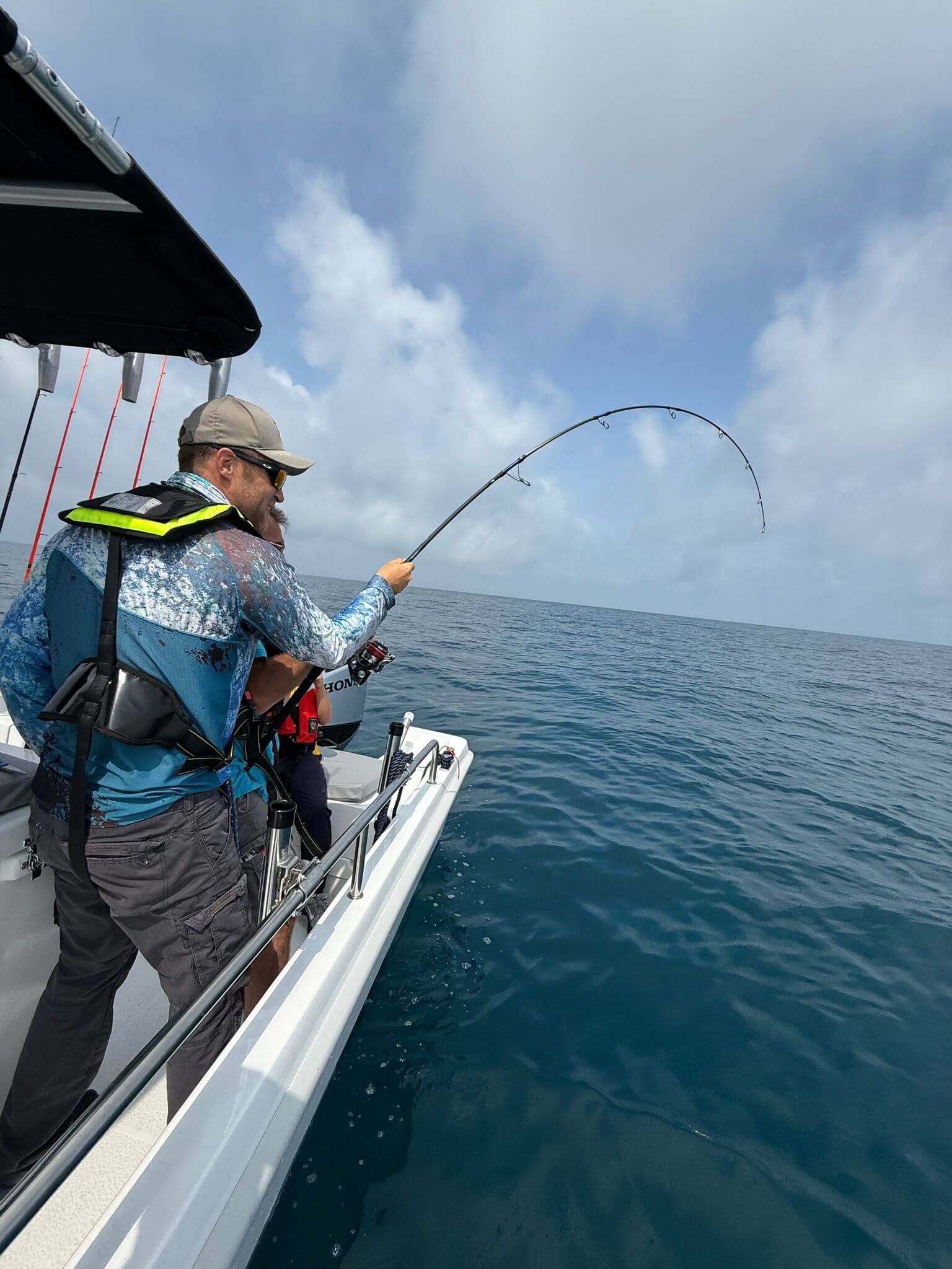 Pêcheur en combat avec un thon rouge en pêche sportive au large de Port-Camargue Pêcheur en combat avec un thon rouge en pêche sportive au large de Port-Camargue