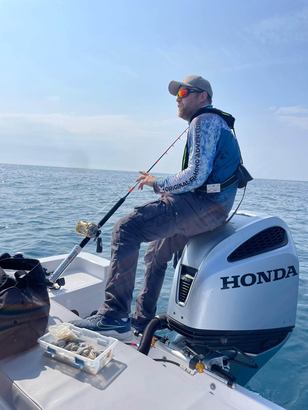 Guide de pêche en mer au Grau-du-Roi en Camargue, pêchant depuis un bateau lors d’une sortie pêche sportive en Méditerranée avec Aventure Pêche Camargue.