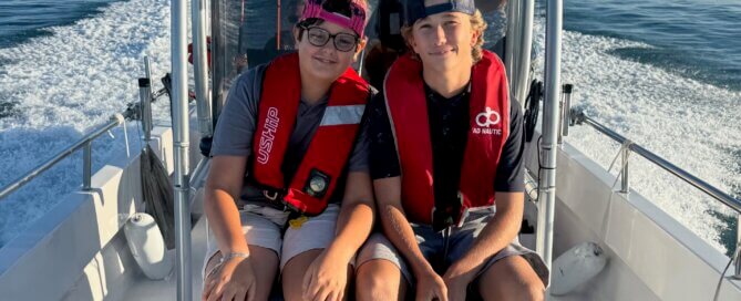 Pêche en mer pour enfants entre amis au Grau-du-Roi avec Aventure Pêche Camargue, pêche multi-espèce lors d’une sortie encadrée par un guide de pêche professionnel à Port Camargue, en Méditerranée.