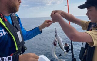 Décrochement d’un poisson à bord pendant la pêche hors saison à Port-Camargue