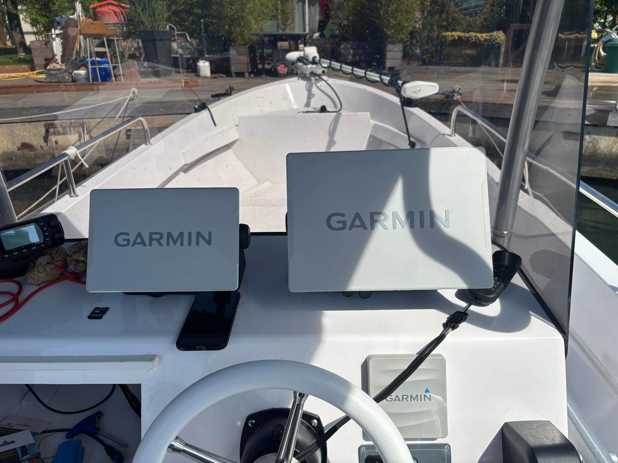 Vérification de l’équipement électronique du bateau pendant la pêche hors saison Port-Camargue